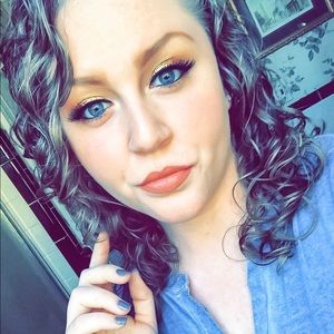 Meet your Posher, Caitlin